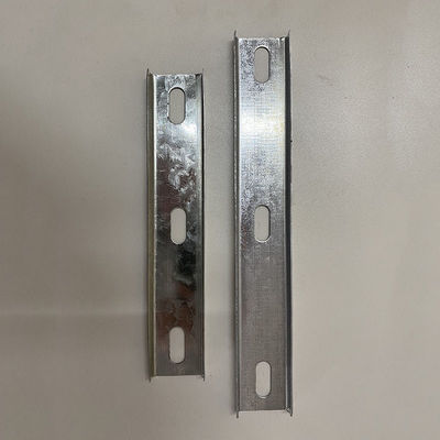 品質  Smooth Surface Cable Tray Fittings Bridge Cross Arm 1.5mm Thickness 工場