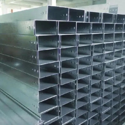 反アルカリ金属のケーブル・トレーは全く電流を通されたケーブルの導通を囲んだ